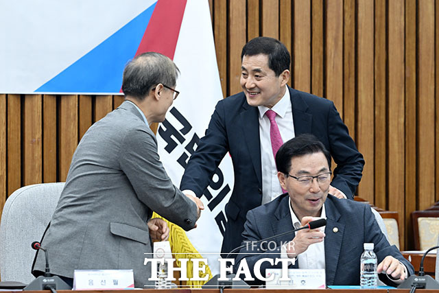 박대출 국민의힘 선거관리개혁특위 위원장(오른쪽)이 음선필 홍익대학교 법과대학 교수와 인사를 나누고 있다.