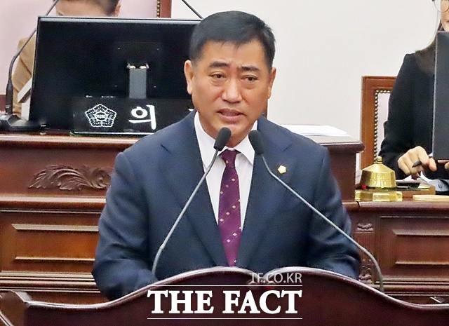 이범수 신임 의장이 제266회 임시회에서 전반기 의장에 당선된 뒤 당선소감을 밝히고 있다. /김형중 기자