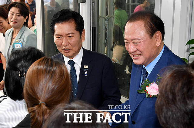 정청래 전 더불어민주당 대표(왼쪽)와 유동균 마포구청장이 7일 오후 서울 마포구 마포구청에서 열린 민선 9기 마포구청장 취임식을 마치고 시민들과 인사하고 있다. /박상민 기자