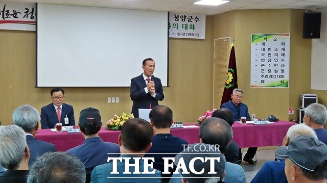 군정을 설명하고 있는 김홍열 군수. /김형중 기자