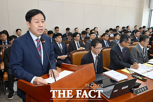구윤철 부총리 겸 재정경제부 장관이 제1차 전체회의에서 업무보고를 하고 있다.