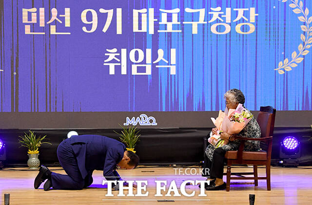 유동균 마포구청장(왼쪽)이 구청장 취임식에서 어머니께 감사 꽃다발을 전달한 뒤 큰절을 올리고 있다.
