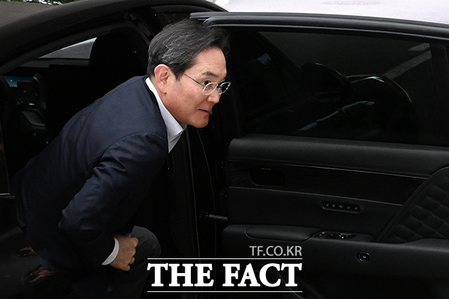 이재용 삼성전자 회장이 7일 오후 미국 선밸리 콘퍼런스 참석을 위해 서울 강서구 김포국제공항 비지니스항공센터에서 미국 시애틀로 출국하고 있다. /김포공항=김성렬 기자