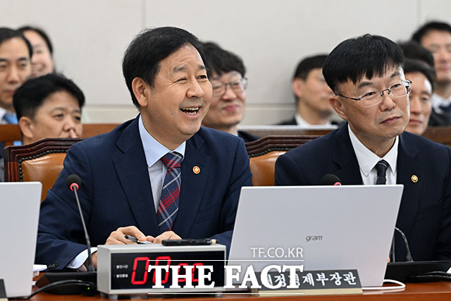 구윤철 부총리 겸 재정경제부 장관이 제1차 전체회의에서 업무보고를 하고 있다.