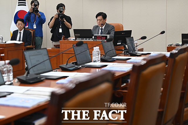 구윤철 부총리 겸 재정경제부 장관이 제1차 전체회의에서 업무보고를 하고 있다.