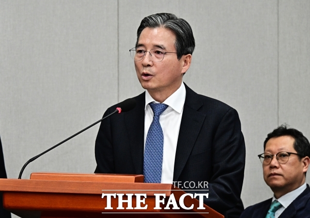 김상훈 국민의힘 의원은 지난 2월 5일 국회 정무위원회에서 디지털자산기본법 정부안과 관련해 거래소 대주주 지분율 제한이 정부안에 반영된 경위를 질의하며 김용범(사진) 대통령실 정책실장의 역할을 언급했다. /국회=배정한 기자