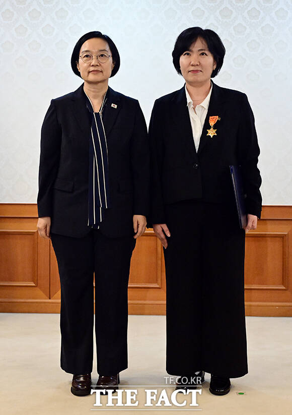 한성숙 국무총리(왼쪽)가 녹조근정훈장을 수훈한 김지영 질병관리청 과학기술서기관과 기념촬영을 하고 있다.
