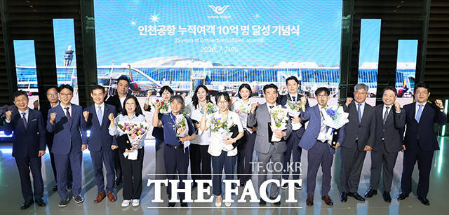 10억 번째 여객인 일본인 하라 아야카(가운데)씨.