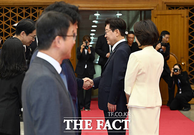 북대서양조약기구(NATO) 정상회의 참석과 몽골 국빈방문길에 오르는 이재명 대통령(오른쪽)과 김혜경 여사가 7일 오전 경기 성남시 서울공항에 도착해 인사하고 있다. /서울공항=박헌우 기자