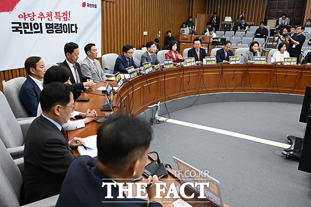 정점식 국민의힘 원내대표(가운데)가 7일 오전 서울 여의도 국회에서 열린 국민의힘 원내대책회의에 참석해 모두 발언을 하고 있다. /국회=서예원 기자