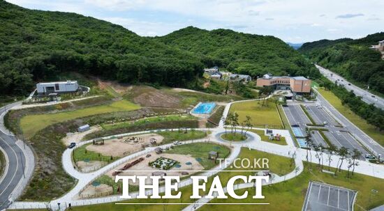 콘텐츠 전반을 새롭게 개선한 경기도의 '반려마루 여주' 내 야외 놀이시설의 전경. /경기도