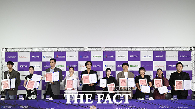 배우 추영우와 김민하, 이광수, 염혜란, 주지훈, 배우 겸 가수 아이유, 방송인 기안84, 개그우먼 이수지, 가수 미미, 개그맨 문상훈(왼쪽부터)이 7일 오전 서울 용산구 CGV 용산아이파크몰에서 열린 '제5회 청룡시리즈어위즈 핸드프린팅' 행사에 참석해 핸드프린팅과 함께 포즈를 취하고 있다. /송호영 기자