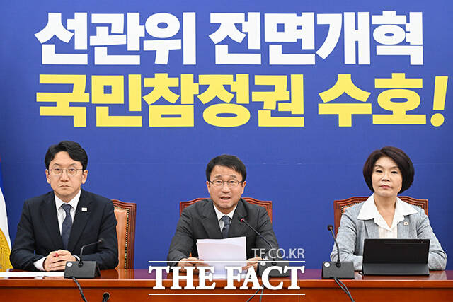 한병도 더불어민주당 당대표 직무대행 겸 원내대표(가운데)가 7일 오전 서울 여의도 국회에서 열린 원내대책회의에서 모두발언을 하고 있다. /국회=남용희 기자