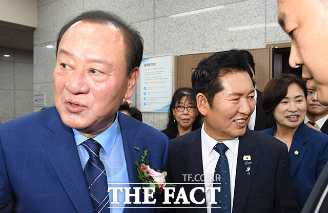정청래 전 더불어민주당 대표(왼쪽)와 유동균 마포구청장이 7일 오후 서울 마포구 마포구청에서 열린 민선 9기 마포구청장 취임식을 마치고 시민들과 인사하고 있다. /박상민 기자