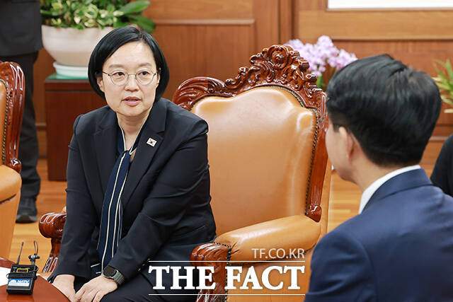 대화 나누는 조정식 국회의장(오른쪽)과 한성숙 국무총리.
