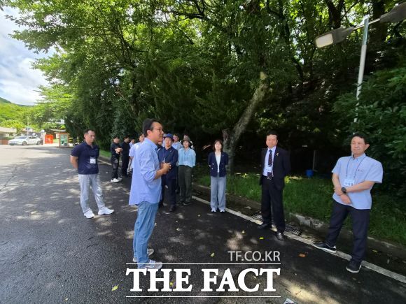 최광철 여순사건광양유족회 사무국장이 제주4·3청년유족들에게 여수시 신월동 14연대 주둔지에 대해 설명하고 있다. /여순사건광양유족회