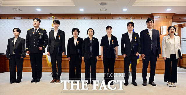 한성숙 국무총리(왼쪽)가 녹조근정훈장을 수훈한 김지영 질병관리청 과학기술서기관과 기념촬영을 하고 있다.