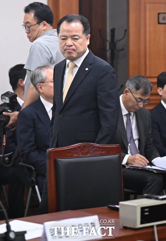 국회 6.3 지방선거 투표용지 부족 사태 국정조사특별위원회(국조특위) 위원장인 윤상현 국민의힘 의원이 7일 경기 과천시 중앙선거관리위원회에서 열린 현장회의 및 전체회의에 참석해 의사봉을 두드리고 있다.