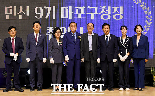 기념사진 촬영하는 유동균 마포구청장(왼쪽 네 번째)과 함운경 국민의힘 마포을 당협위원장, 조정훈 국민의힘 의원, 유 구청장의 아내, 황한규 대한노인회 서울 마포구지회장, 정청래 전 더불어민주당 대표, 이지은 민주당 마포갑 지역위원장, 최은하 마포구의회의장(왼쪽부터).