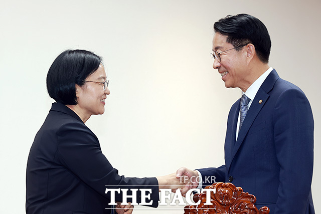 대화 나누는 조정식 국회의장(오른쪽)과 한성숙 국무총리.