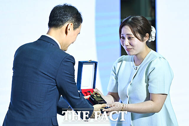 10억 번째 여객인 일본인 하라 아야카(가운데)씨.