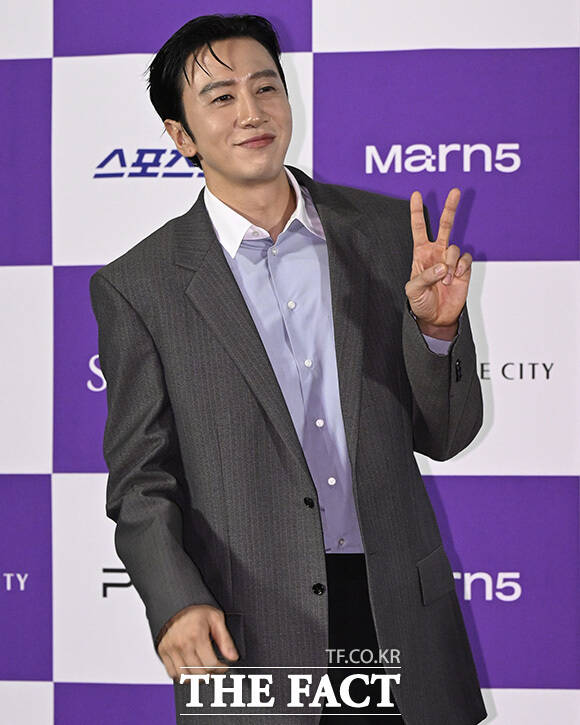 이광수의 포즈에 염혜란과 아이유가 웃음짓고 있다.