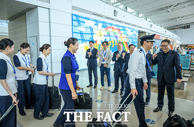 파라타항공의 인천~삿포로 노선은 매일 1회 운항하며, 총 260석 규모의 A330-200 항공기가 투입된다. 사진은 첫 운항에 나서는 기장 및 승무원들을 응원 하는 윤철민 파라타항공 대표(오른쪽). /공항사진기자단
