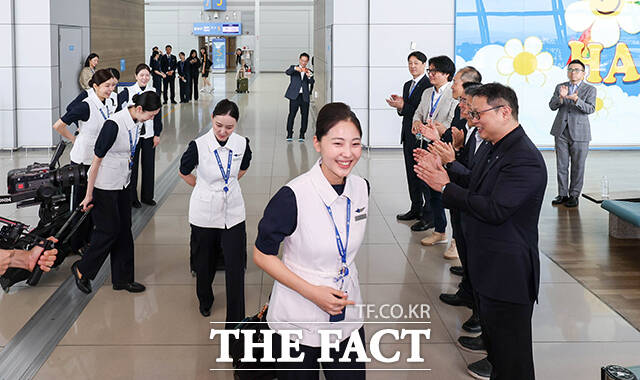 파라타항공의 인천~삿포로 노선은 매일 1회 운항하며, 총 260석 규모의 A330-200 항공기가 투입된다. 사진은 첫 운항에 나서는 기장 및 승무원들을 응원 하는 윤철민 파라타항공 대표(오른쪽). /공항사진기자단