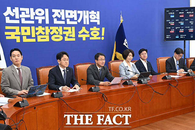 원내대책회의에서 발언하는 한병도 더불어민주당 당대표 직무대행 겸 원내대표.