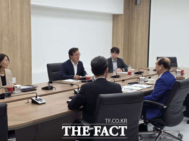전재수 부산시장이 6일 정태순 장금상선 회장을 만나 부산 투자 등을 소통하고 있다. /부산시
