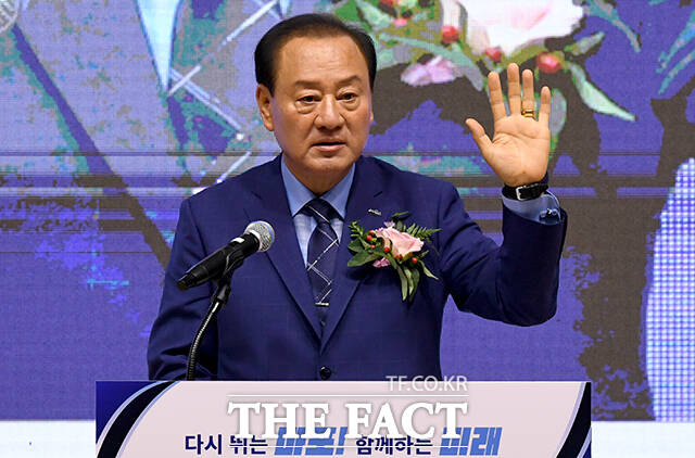 유동균 마포구청장이 7일 오후 서울 마포구 마포구청에서 열린 민선 9기 마포구청장 취임식에서 취임 선서를 하고 있다. /박상민 기자