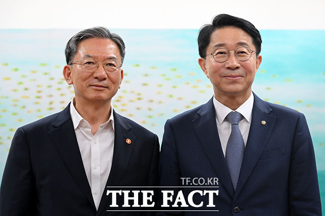 조정식 국회의장이 7일 오후 서울 여의도 국회 의장집무실을 찾은 정성호 법무부 장관과 기념 촬영을 하고 있다. /국회=서예원 기자