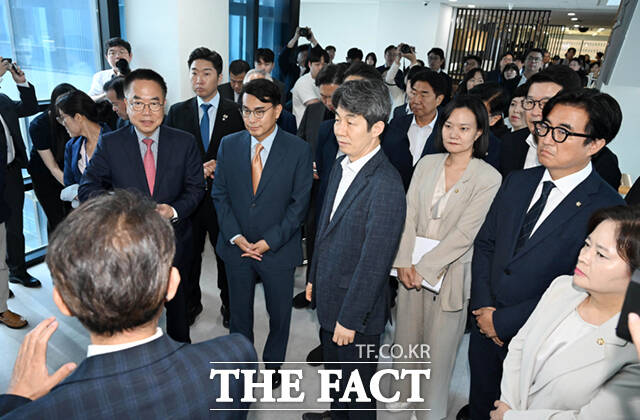 국회 6.3 지방선거 투표용지 부족 사태 국정조사특별위원회(국조특위) 위원장인 윤상현 국민의힘 의원이 7일 경기 과천시 중앙선거관리위원회에서 열린 현장회의 및 전체회의에 참석해 의사봉을 두드리고 있다.