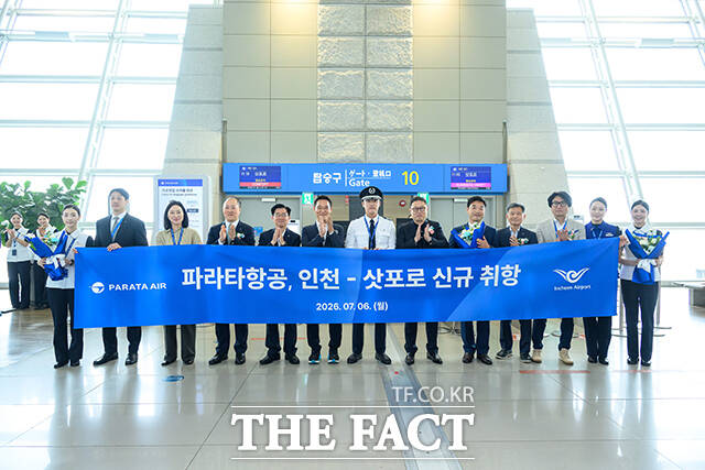 파라타항공의 인천~삿포로 노선은 매일 1회 운항하며, 총 260석 규모의 A330-200 항공기가 투입된다. 사진은 첫 운항에 나서는 기장 및 승무원들을 응원 하는 윤철민 파라타항공 대표(오른쪽). /공항사진기자단