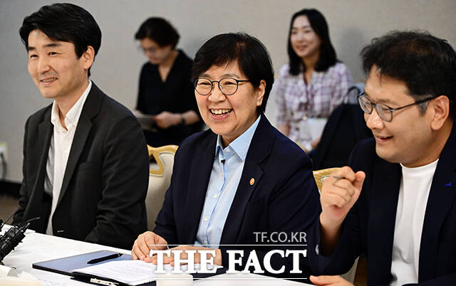 정은경 보건복지부 장관(가운데)이 7일 오후 서울 종로구 정부서울청사에서 열린 제4차 통합돌봄정책위원회 회의에 참석해 모두발언을 하고 있다. /임영무 기자