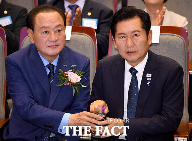 정 전 대표(오른쪽)에게 물 건네는 유 구청장.