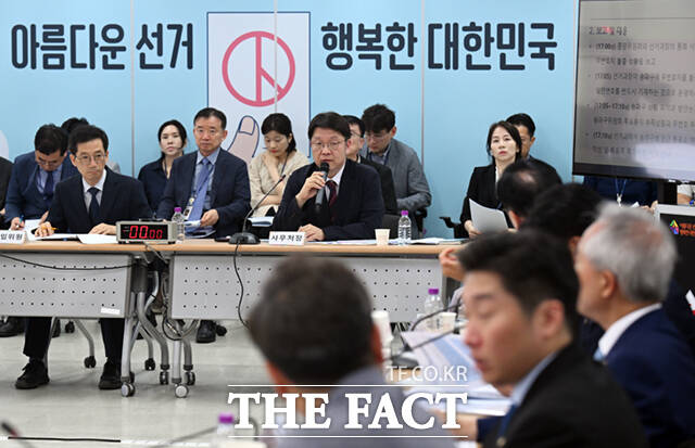 국회 6.3 지방선거 투표용지 부족 사태 국정조사특별위원회(국조특위) 위원장인 윤상현 국민의힘 의원이 7일 서울 종로구 서울시선거관리위원회에서 열린 현장회의 및 전체회의에 참석해 의사봉을 두드리고 있다.