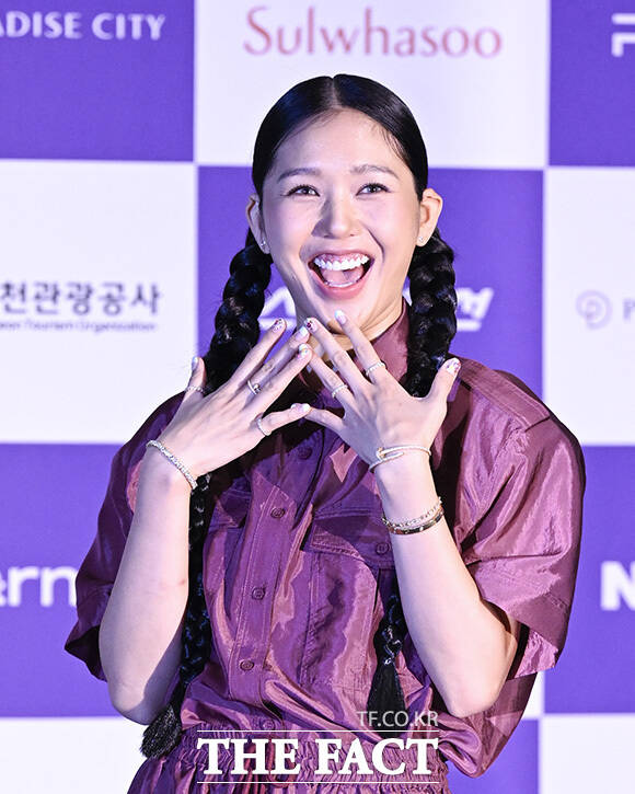 미미가 미소를 짓고 있다.