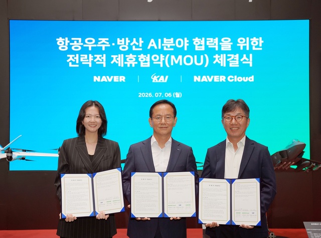 최수연 네이버 대표(왼쪽부터), 김종출 KAI 대표이사 사장, 김유원 네이버클라우드 대표 등 3사 주요 경영진은 지난 6일 KAI 사천 본사에서 '항공우주·방산 AI분야 협력'을 위한 전략적 업무협약을 체결했다. /네이버