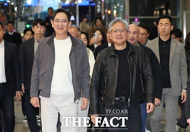 이재용 삼성전자 회장과 젠슨 황 엔비디아 CEO가 지난해 10월 서울 강남구 코엑스에서 열린 엔비디아 GPU '지포스'의 한국 출시 25주년 행사에 참석하기 위해 이동하고 있다. /서예원 기자