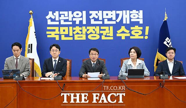 원내대책회의에서 발언하는 한병도 더불어민주당 당대표 직무대행 겸 원내대표.