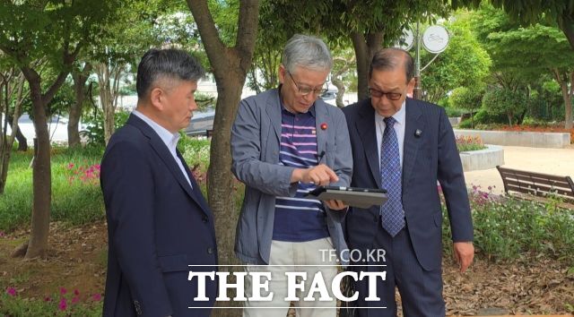 서동용 변호사와 임송본 여순사건 중앙위원이 지난 6월 29일 순천시 북초등학교에서 고(故) 박찬길 검사의 유족 박경진 목사를 만나 당시 상황에 대해 이야기 하고 있다. 고(故) 박찬길 검사는 재판 없이 이곳에서 총살당했다. 왼쪽부터 서동용 변호사, 임송본 위원, 박경진 목사. /서동용 변호사