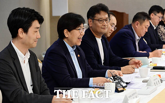 정은경 보건복지부 장관(가운데)이 7일 오후 서울 종로구 정부서울청사에서 열린 제4차 통합돌봄정책위원회 회의에 참석해 모두발언을 하고 있다. /임영무 기자