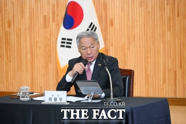 이용우 부여군수가 6일 여성문화회관 대강당에서 열린 민선9기 첫 간부회의를 주재하고 있다. /부여군
