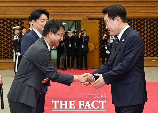 북대서양조약기구(NATO) 정상회의 참석과 몽골 국빈방문길에 오르는 이재명 대통령(오른쪽)과 김혜경 여사가 7일 오전 경기 성남시 서울공항에 도착해 인사하고 있다. /서울공항=박헌우 기자