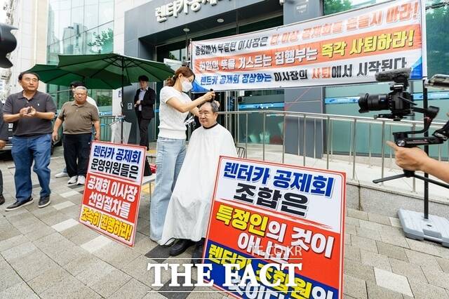 강원렌터카조합 박영남 이사장이 공제조합 정상화를 촉구하며 삭발식을 진행하고 있다.