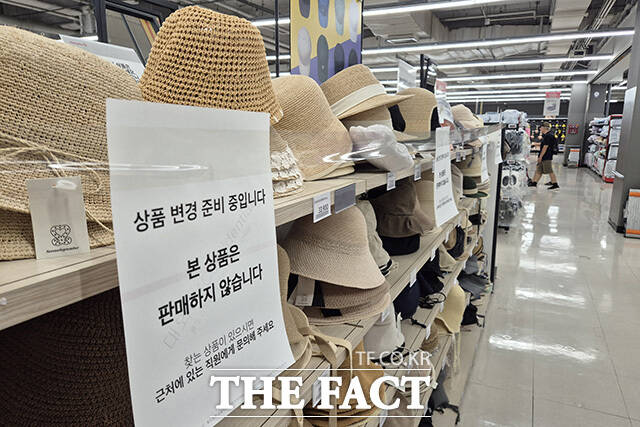 월드컵점 의류 코너에 진열된 상품을 판매하지 않는다는 안내문이 붙어 있다.