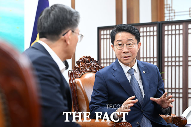 조정식 국회의장이 7일 오후 서울 여의도 국회 의장집무실을 찾은 정성호 법무부 장관과 기념 촬영을 하고 있다. /국회=서예원 기자