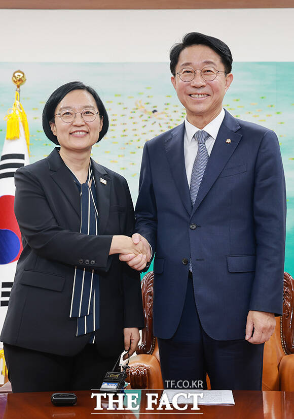 대화 나누는 조정식 국회의장(오른쪽)과 한성숙 국무총리.