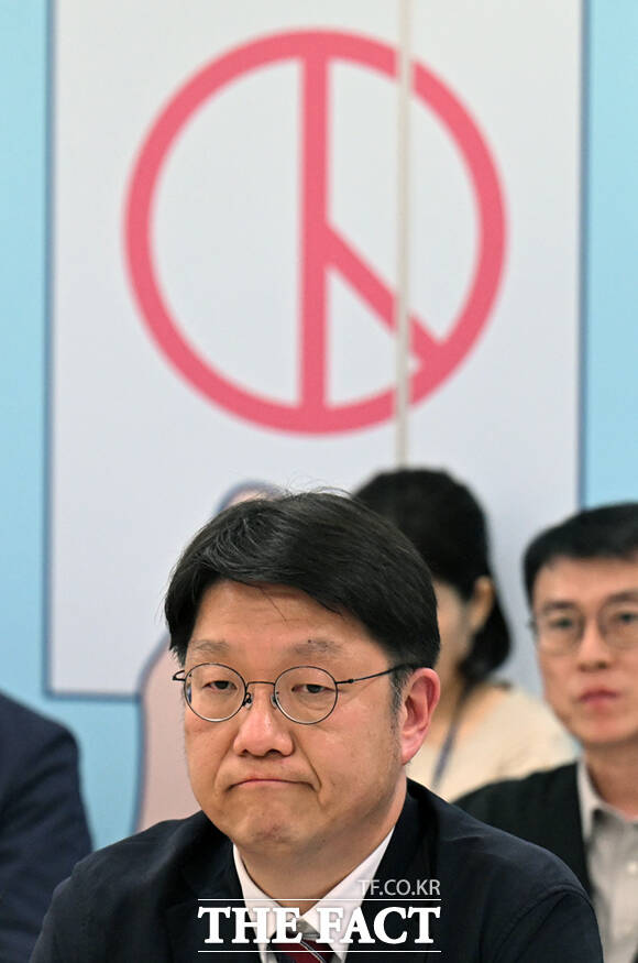 국회 6.3 지방선거 투표용지 부족 사태 국정조사특별위원회(국조특위) 위원장인 윤상현 국민의힘 의원이 7일 서울 종로구 서울시선거관리위원회에서 열린 현장회의 및 전체회의에 참석해 의사봉을 두드리고 있다.